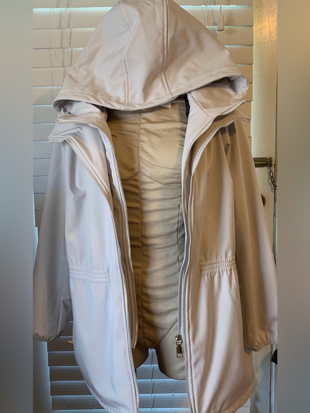 Rebecca Minkoff Women Hooded Rain jacket in Cream Lightweight L